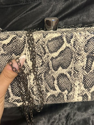 Τσαντάκι handheld bag used with chain