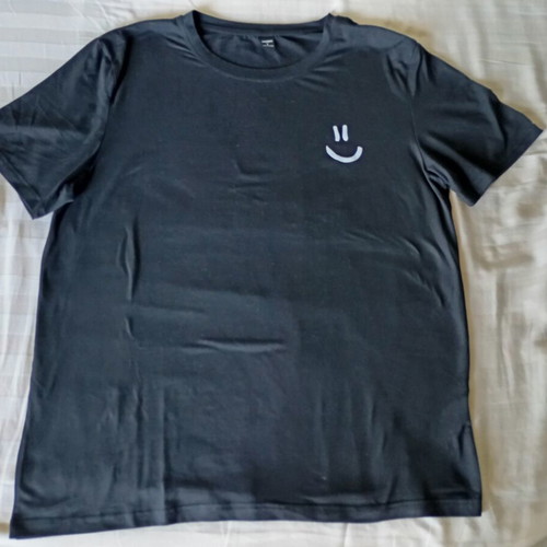 Men's black t-shirt large, like new, 100% polyester
