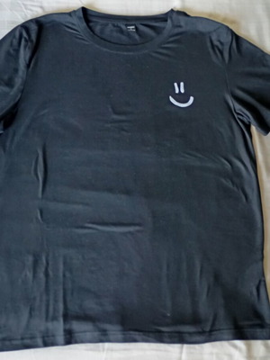Men's black t-shirt large, like new, 100% polyester