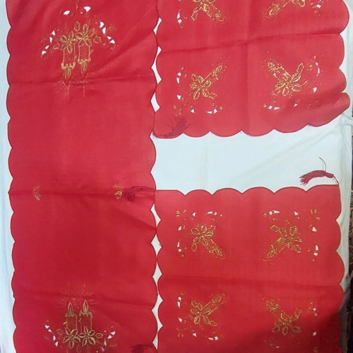 Christmas embroidered machine-sewn set of 9 table linens like new