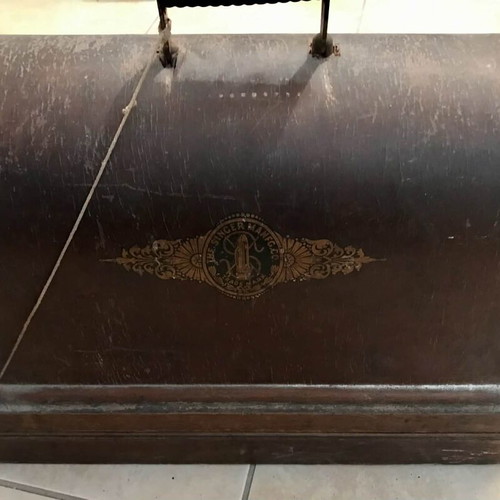 Singer manual sewing machine used, collectible antique 1902 with case