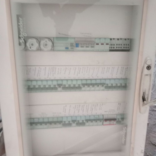Schneider 3-phase panel 63 A like new with 42 fuses