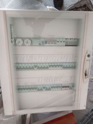Πίνακας Schneider 3 φασικός 63 Α σαν καινούργιο με 42 ασφάλειες