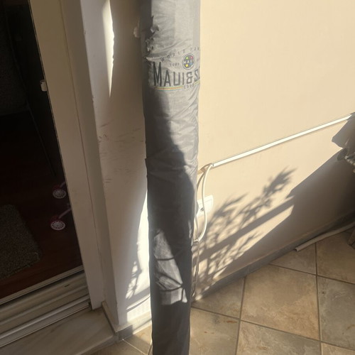Maui & Sons umbrella like new with used Golden Fleece metal spike
