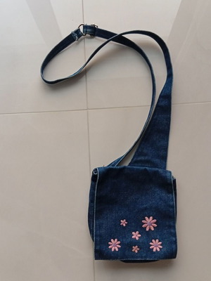 Denim crossbody bag with embroidered flowers used, blue