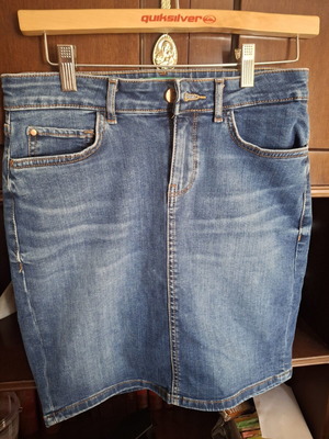 Guess denim mini skirt like new, size 28, blue