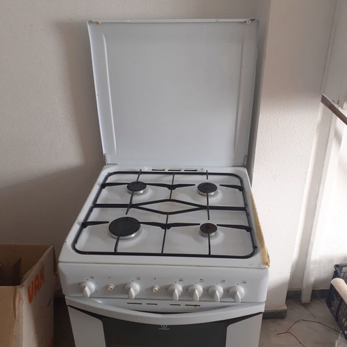 Indesit kitchen stove used, operates with gas bottle