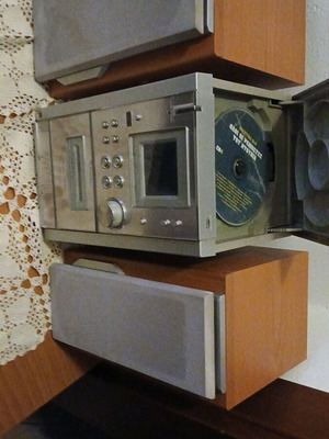 Vintage mini stereo 1982 like new, cassette, cd, radio