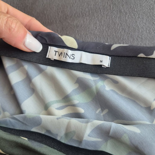 Twins skirt size M with elastic waist like new, multicolor