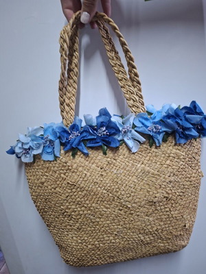 Straw shoulder bag like new with flower details beige