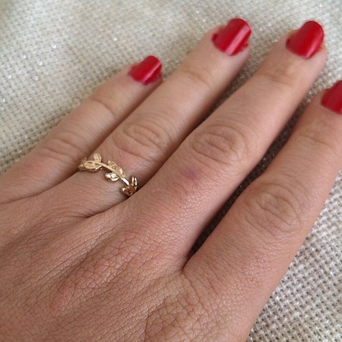 Ring with leaf wreath design like new, gold color