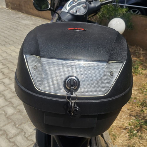 Motorcycle top case 28 liters like new with base
