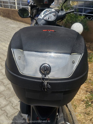 Motorcycle top case 28 liters like new with base