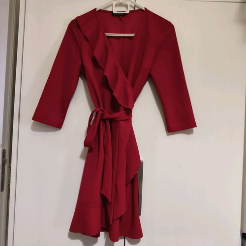 Red dress with belt like new Issue Fashion