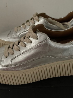 Meline Sneakers σαν καινούργια, ασημί δερμάτινα, μέγεθος 38