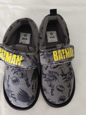 DC Batman slippers new, boys' size 32-33, grey