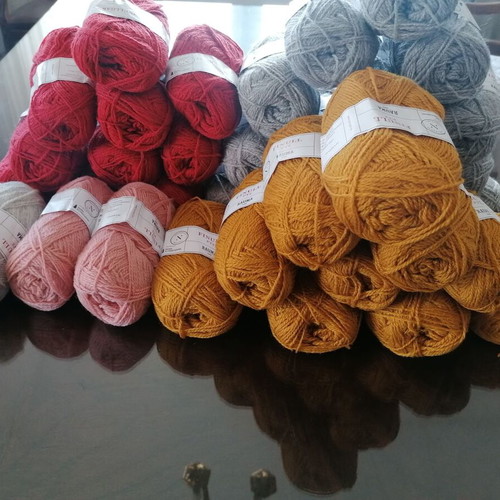 Rauma Pt2 wool yarns new, pack of 37, lightweight and warm