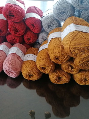 Rauma Pt2 wool yarns new, pack of 37, lightweight and warm