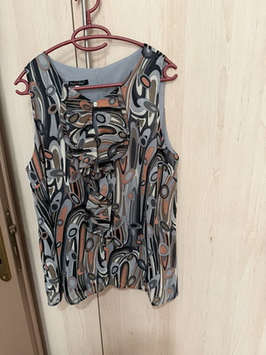 Sleeveless top size 3 like new