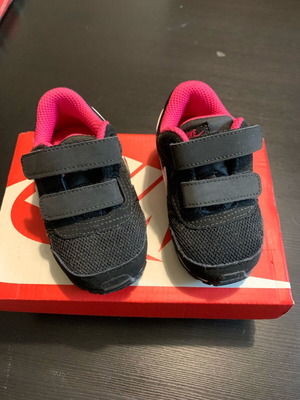 Nike αθλητικά παπούτσια καινούργια μέγεθος 19.5 μαύρο και ροζ