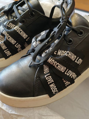 Γυναικεία ασπρόμαυρα sneakers Love Moschino σαν καινούργια
