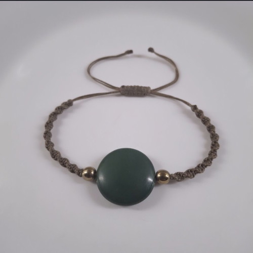 Macrame bracelet with large green stone and gold tones, adjustable, new