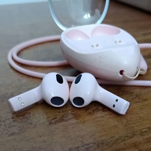 Bluetooth earbuds used