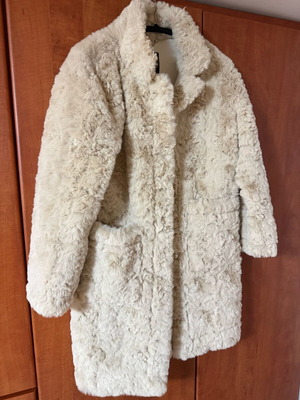 Γούνα BSB σε άριστη κατάσταση, χρώμα ζάχαρη με ιδιαίτερα κουμπιά