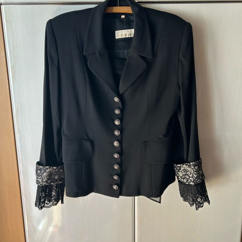 Tagier de Pies suit like new, black, lace fabric