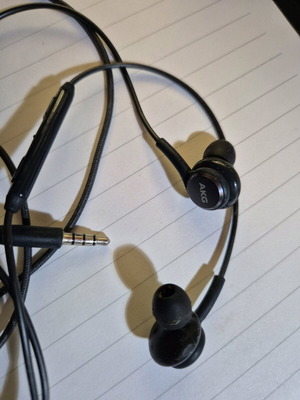 Samsung Tuned by AKG EO-IG955 In-ear Handsfree like new, black with 3.5mm jack