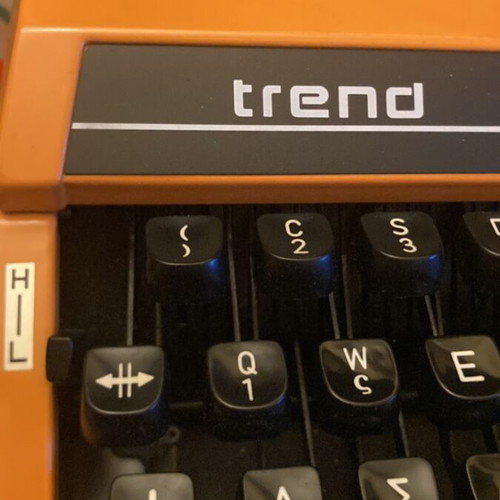 Trend T7200 typewriter like new, mechanical with Greek keyboard