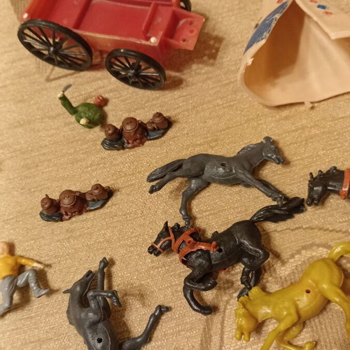 Vintage 70s Cowboys and Indians figures used with damages and missing parts