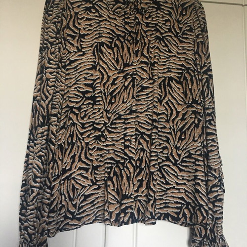 Vero Moda shirt new with sleeve design size L