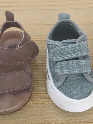 Παπουτσάκια αγκαλιάς H&M για αγοράκι νούμερο 18-19, μπεζ και πράσινα