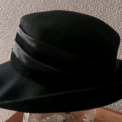 Women's hat like new, black with satin details, 100% wool