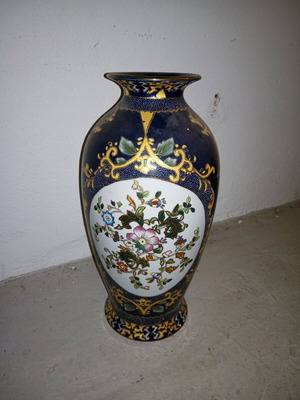 Chinese vase like new with designs