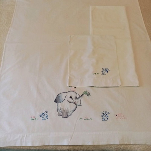 Crib sheet set like new, 2 white sheets with pillowcase