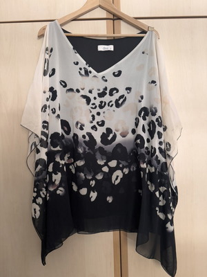 Dina airy blouse tunic leopard print size L/XL like new