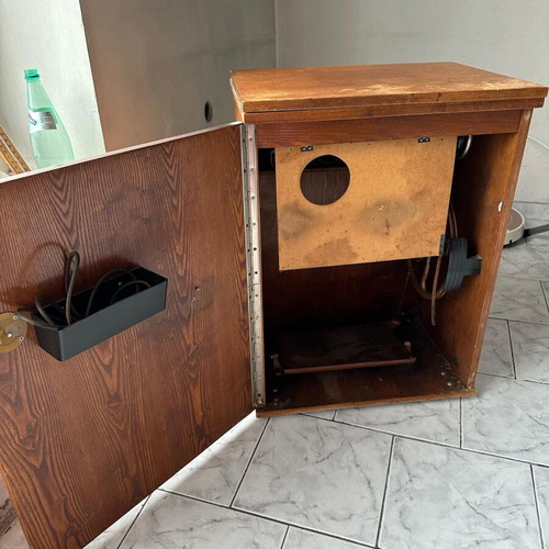 Union sewing machine in cabinet used, working