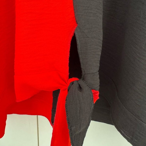 Two-tone T-shirt like new, size M, red and black
