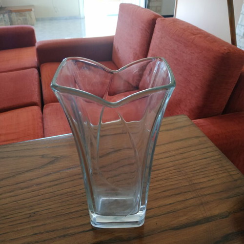 Crystal vase with flower-shaped opening like new