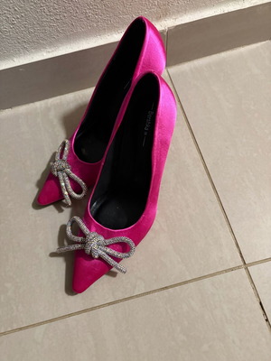 Satin fuchsia heels like new, 9.5 cm heel, size 39