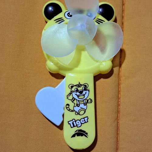 Children's hand-operated fan new with various themes