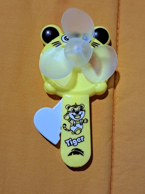 Children's hand-operated fan new with various themes
