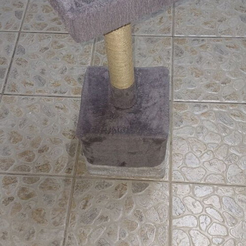 Cat scratching post like new, height 0.65m, width 0.26m