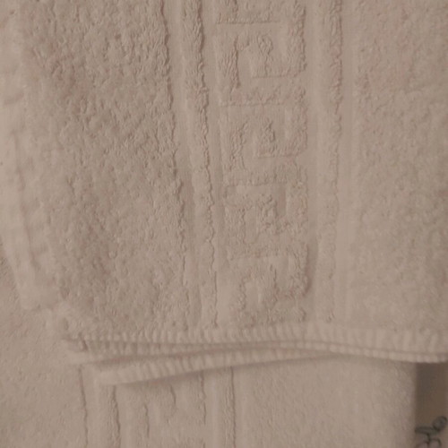 White towels set of 2, like new, body and hand