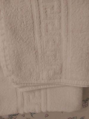 White towels set of 2, like new, body and hand