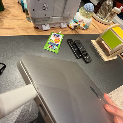 Apple MacBook Pro 13.3 ιντσών (2019) i5 8GB RAM μεταχειρισμένο με σημάδια στο καπό