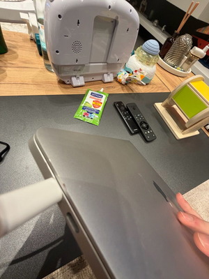 Apple MacBook Pro 13.3 ιντσών (2019) i5 8GB RAM μεταχειρισμένο με σημάδια στο καπό