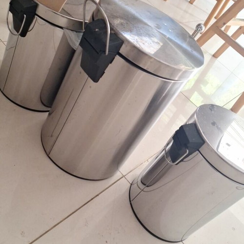 Set of bins and toilet brush like new